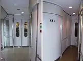 弧を描く多目的型トイレ入口その付近の客室ドアは両開き式
