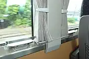 内へ出っ張った窓柱と窓框のプチトレイ