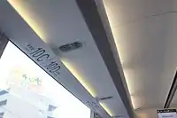 荷棚付近に張り付けられた座席番号。表記方法はJRと同じでアルファベットと数字の組み合わせ。