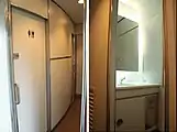 緩くカーブする通路女性用トイレ入口（奥）は見えないバックライト方式の洗面台