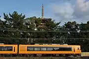 薬師寺西塔の傍らを駆け抜ける京橿特急