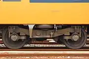 標準軌特急車用積層ゴムブッシュ片側支持式台車(KD-304)心皿および枕梁を省略したボルスタレス構造を備える。130km/h運転を実施するためヨーダンパを装着する。