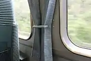 カーテンタッセルを変更。写真は増備車に合わせて変更された初期車のもので、留め具の跡がある。