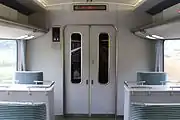 車椅子座席付近のドアは両開き式