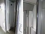 貫通路にカバーを設けた元公衆電話設置スペース