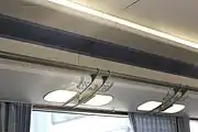荷棚照明と個別冷風吹出し口天井飾り板内にスピーカーをビルトイン
