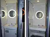 洗面台(右は車椅子対応洗面台)1次車特有のサークル状鏡