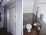 バリアフリー対応型トイレ23000系以降の特急車と比べ多目的型トイレの位置が左右逆