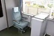 車椅子用座席手前の台は通路幅段差吸収用