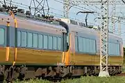 12200系と併結すると車体断面の大きさが際立つ