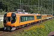 他形式と併結して汎用型特急としての特質を生かす22600系（写真は、後部に30000系を併結した6両編成）