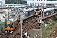鳥羽駅にて先着している志摩線直通の名伊特急が追いかけてきた鳥羽駅止まりの阪伊特急の連絡を受ける。この両列車の運転間隔も2分。