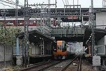 大和八木駅は橿原線と大阪線が立体交差する