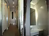 緩くカーブした化粧室通路洗面台はバックライト方式