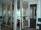 室内はガラス張りにして閉塞感を与えないようにした