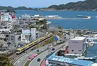 ブルネル賞受賞プレート(左)。車両は伊勢志摩の雰囲気にあわせてデザインされた(右)。