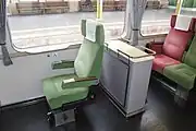 車椅子用座席背後の台は通路幅の段差吸収用