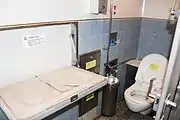 多目的型トイレ手前がベビーベッド（倒した状態）