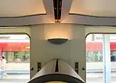 背ずり上部のエアカーテン吹出し口（下）天井に設けられた吸込み口（上）