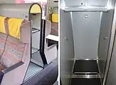客室内の荷物置場（左）通路の荷物置場（右）