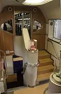 30000系は各客室へ階段で連絡するが、50000系カフェ車両は通路のフロアレベルを平床車両と合わせることで通路段差を解消している。公共性の高い鉄道車両において段差を持つ車両とどう向き合っていくか考える点は多い。