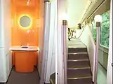 手洗いカウンターとその付近の大阪寄階段