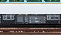 現在の標準である1C2M制御方式のVVVFインバータ制御装置。1つの箱に2台の制御装置が収納されていて、この2群で1両4台分の電動機を駆動させる。素子はIGBT。