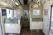 乗務員室側と仕切り壁とトイレ側妻面には補助座席が設置されている。妻面はベージュ系レザー調
