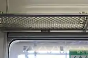 荷物棚下部には団体運用を考慮して特急車と同様の座席番号も表記されている。