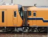 電気指令式ブレーキ搭載車(22600系、左側)と電磁直通ブレーキ搭載車(30000系、右側)による異種ブレーキ搭載車の併結