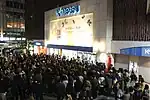 閉店予定時刻を迎え集う人々
