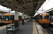 賢島行き名伊乙特急(左)と大阪難波行き阪伊乙特急(右)が伊勢中川駅にて連絡。この両特急は伊勢中川駅発車後、宇治山田駅と大和八木駅でも他の特急と連絡を行う。