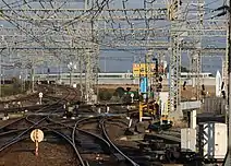 編成の向きが逆になる原因が三角状の中川駅構内の配線。左が大阪線、右が名古屋線で、名阪特急が通過しているのが短絡線、そして手前が山田線。