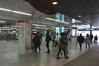 大阪難波駅は地下鉄御堂筋線改札口と近接し、南海本線とも地下道で結ばれている。大阪ミナミの地の利を生かして新幹線に対抗する。
