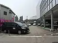 B.日産の施設となった場所。溝蓋部より左側が廃線跡