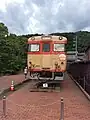 屋外に静態保存されている国鉄キハ28形気動車