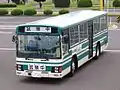 大型教習車(第二種運転免許用)の一例(車種 : いすゞエルガ)営業運転中の路線バスと間違えられないよう「教習車」や「試験中」の文字が大書されている