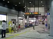 改札口付近