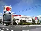 太陽マークを揚げる店舗の例コジマNEW甲府バイパス店(現在は交換済み)