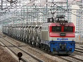 京釜線で貨物を牽引する8000形8069号機、2009年撮影