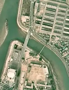 1974年。架橋後のこうへい橋(左)と工兵橋(右)。