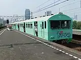 1978年以降製造された車両は乗降扉が3箇所に増設された（前面2枚窓改造後）