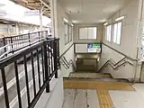 上下のホームを結ぶ地下道の入り口