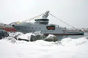 艦名の由来となったハーシュタに停泊するハーシュタ（2005年2月）