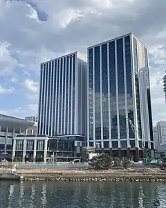 左がヒルトン横浜、右はKタワー横浜(開業前の2023年3月10日撮影)