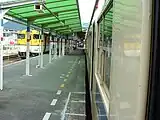 電車(手前)と気動車(左)との乗換(2003年)