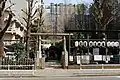 表通りから見る。左の白い建物が社務所。