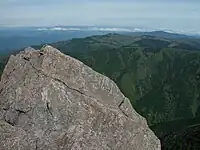 カブト岩と白草山