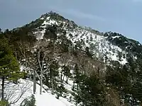 南側から望むカブト岩の岩峰
