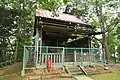墳頂の冑山神社本殿（熊谷市指定文化財）